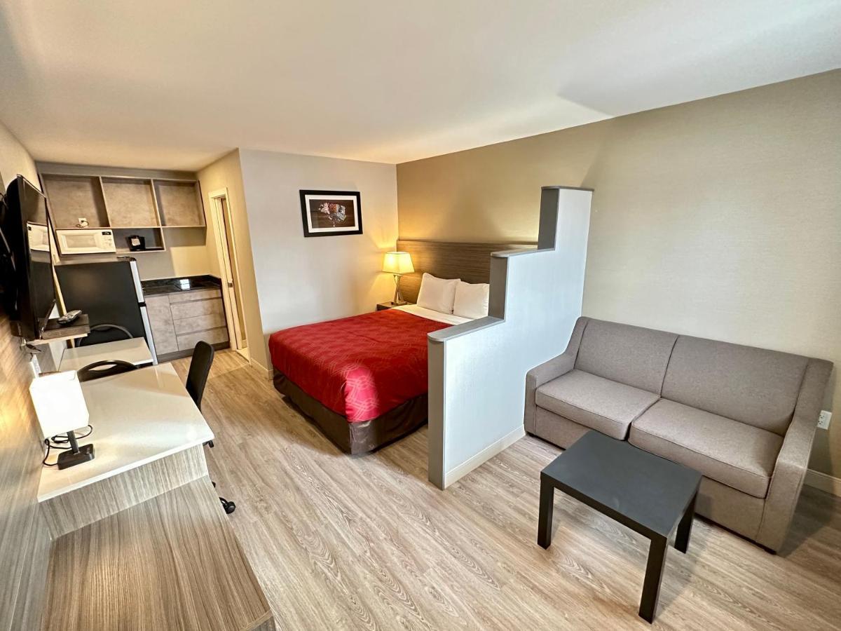 Econo Lodge Inn & Suites Pincher Creek Eksteriør billede