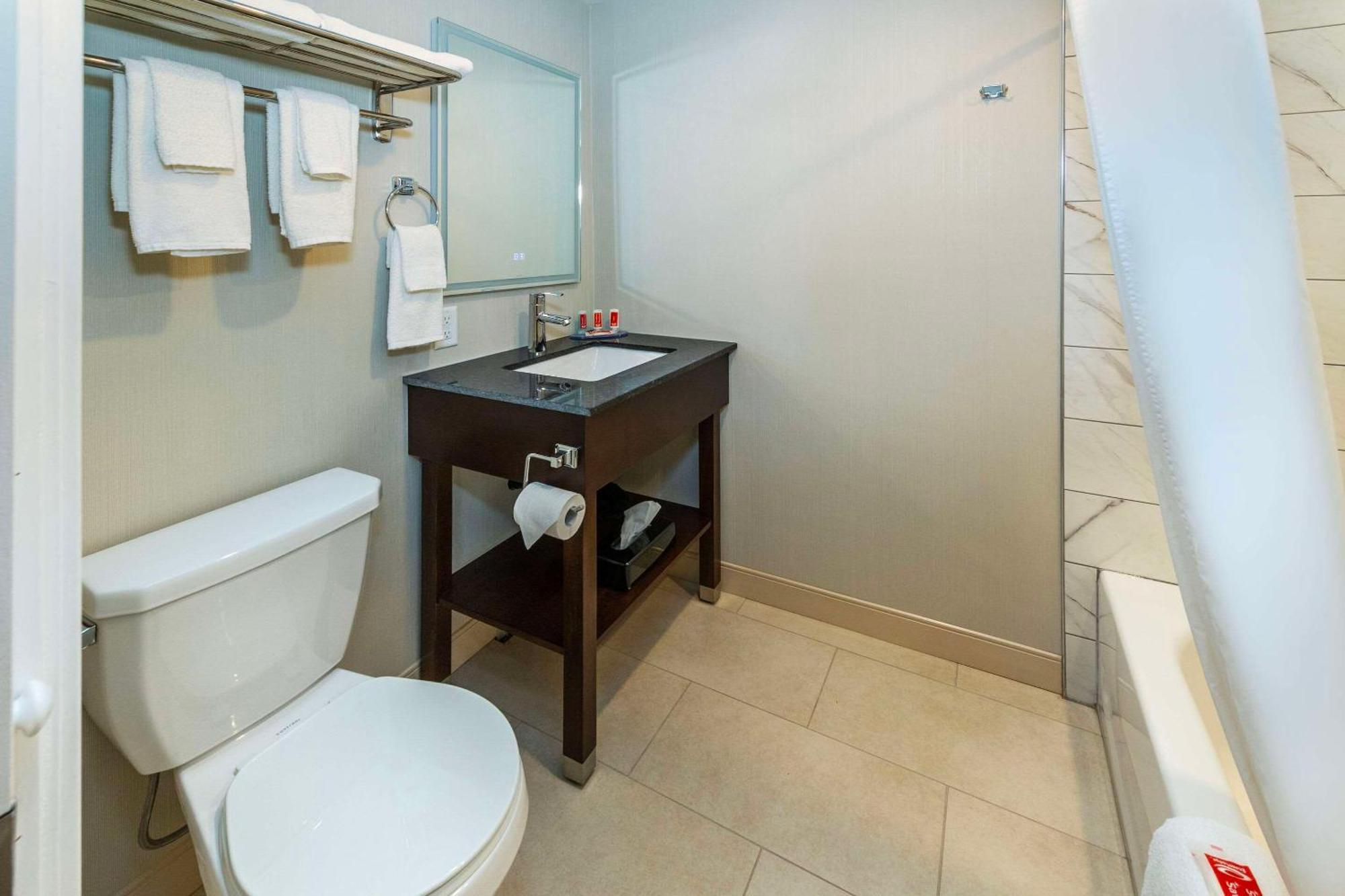 Econo Lodge Inn & Suites Pincher Creek Eksteriør billede