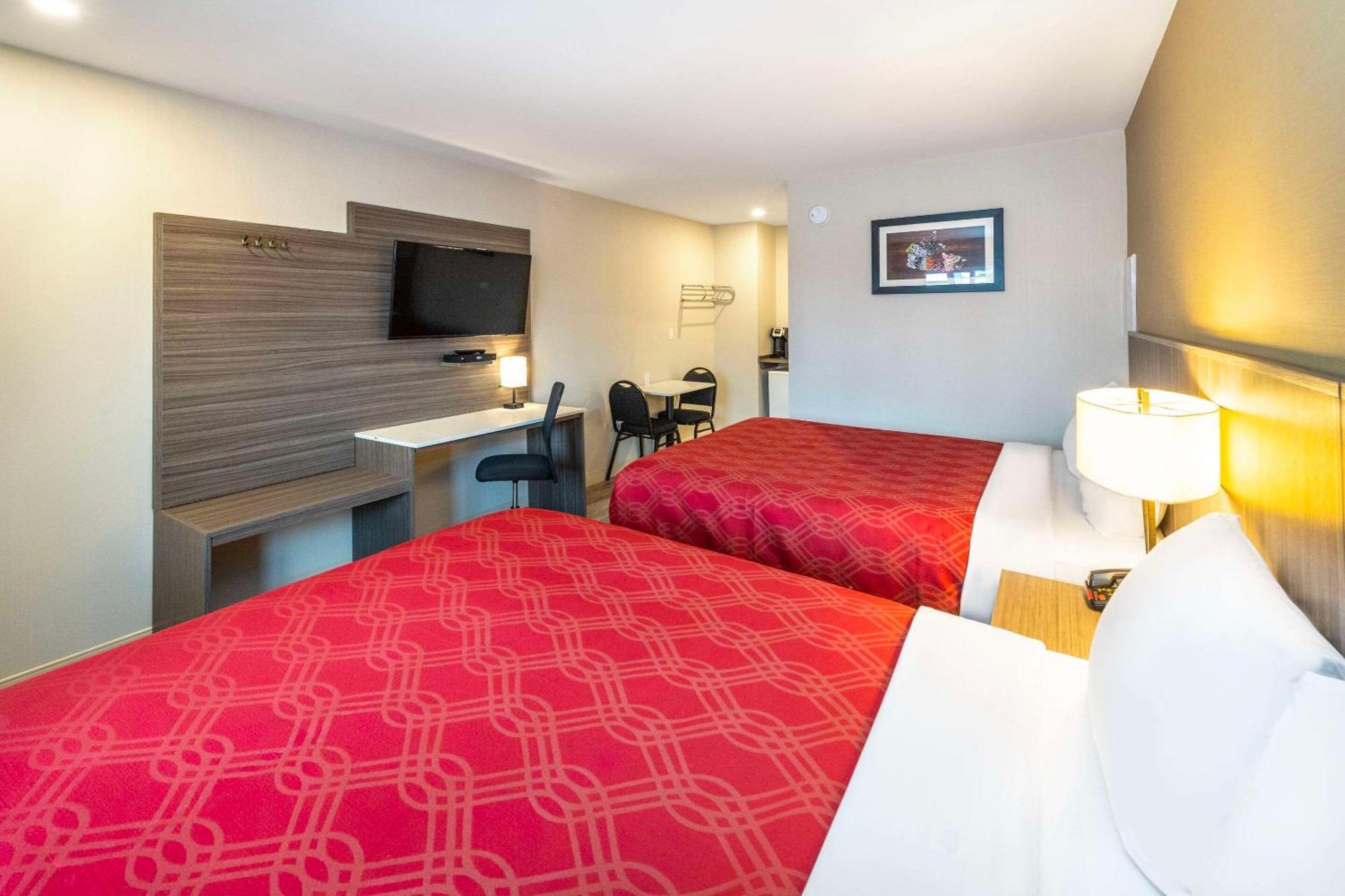 Econo Lodge Inn & Suites Pincher Creek Eksteriør billede