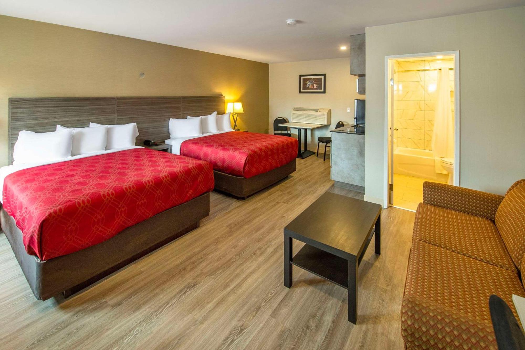 Econo Lodge Inn & Suites Pincher Creek Eksteriør billede