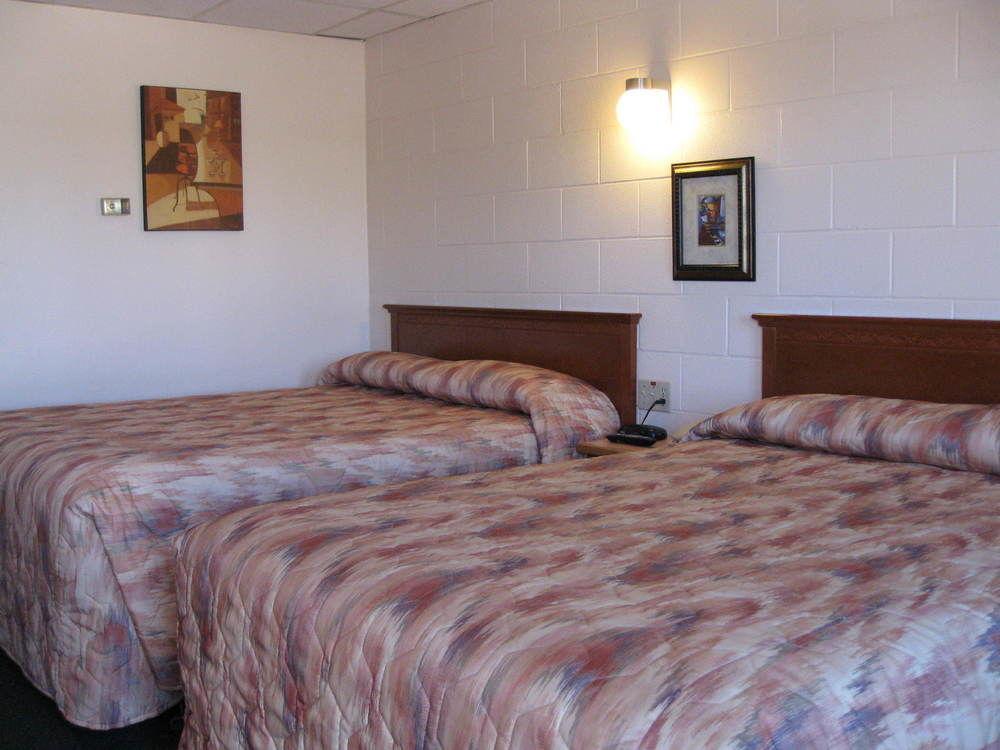 Econo Lodge Inn & Suites Pincher Creek Eksteriør billede