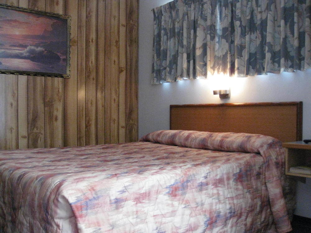 Econo Lodge Inn & Suites Pincher Creek Eksteriør billede