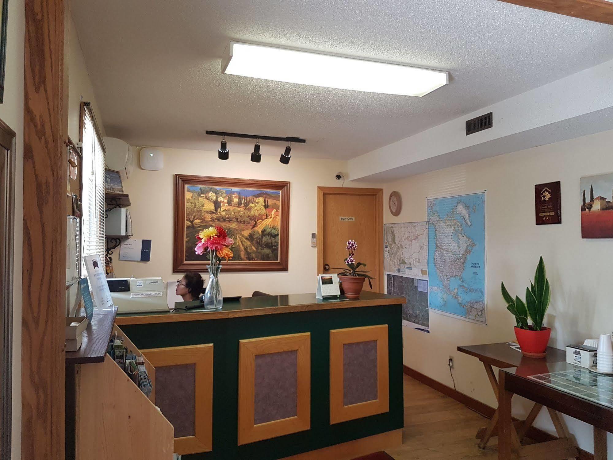 Econo Lodge Inn & Suites Pincher Creek Eksteriør billede
