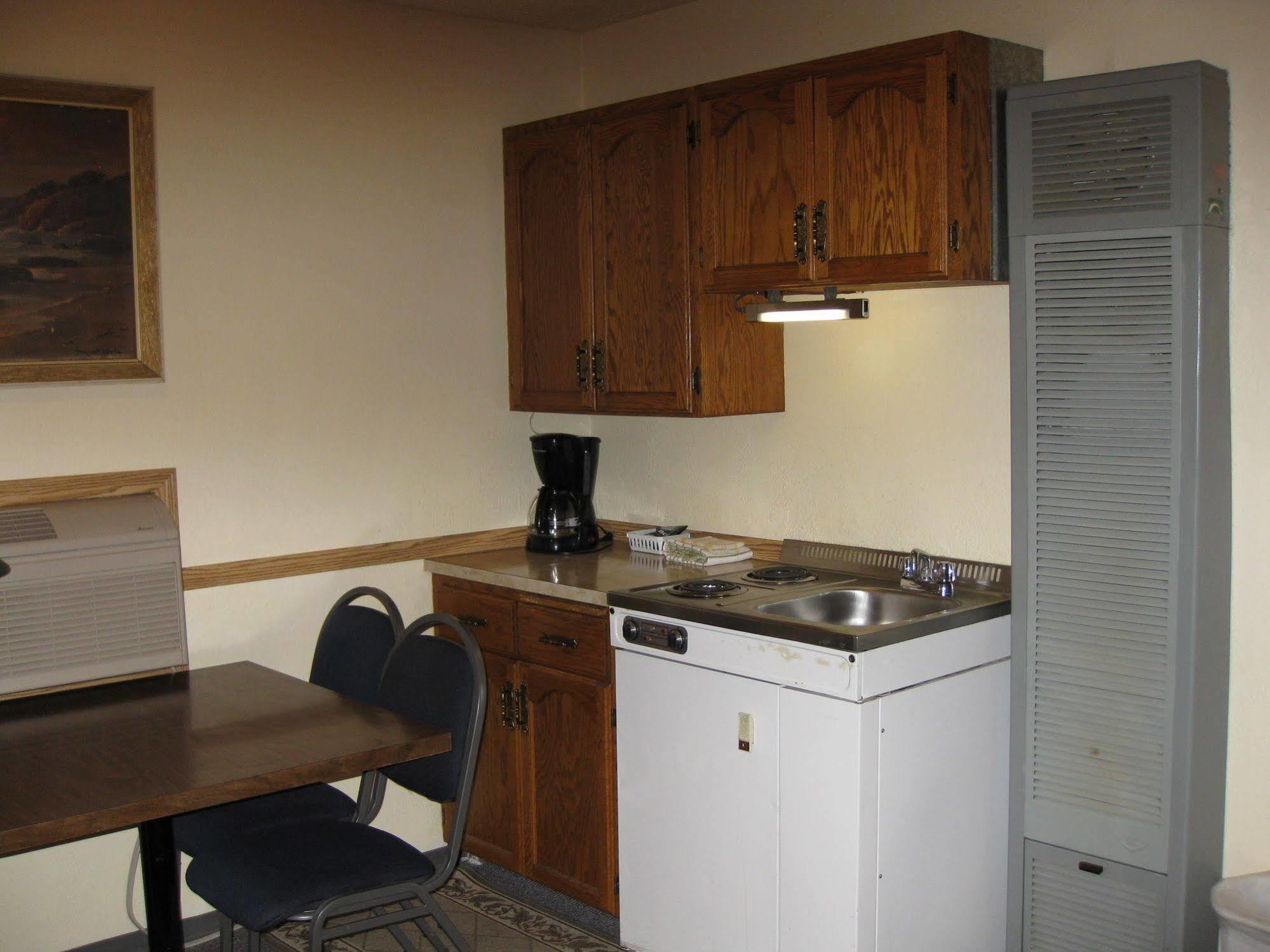 Econo Lodge Inn & Suites Pincher Creek Eksteriør billede