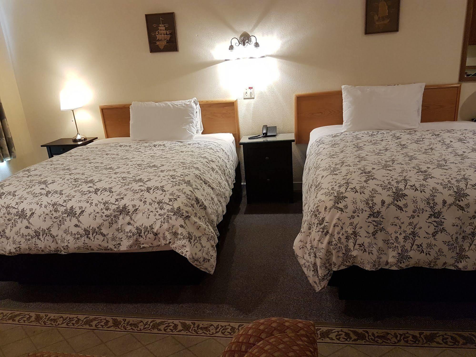 Econo Lodge Inn & Suites Pincher Creek Eksteriør billede