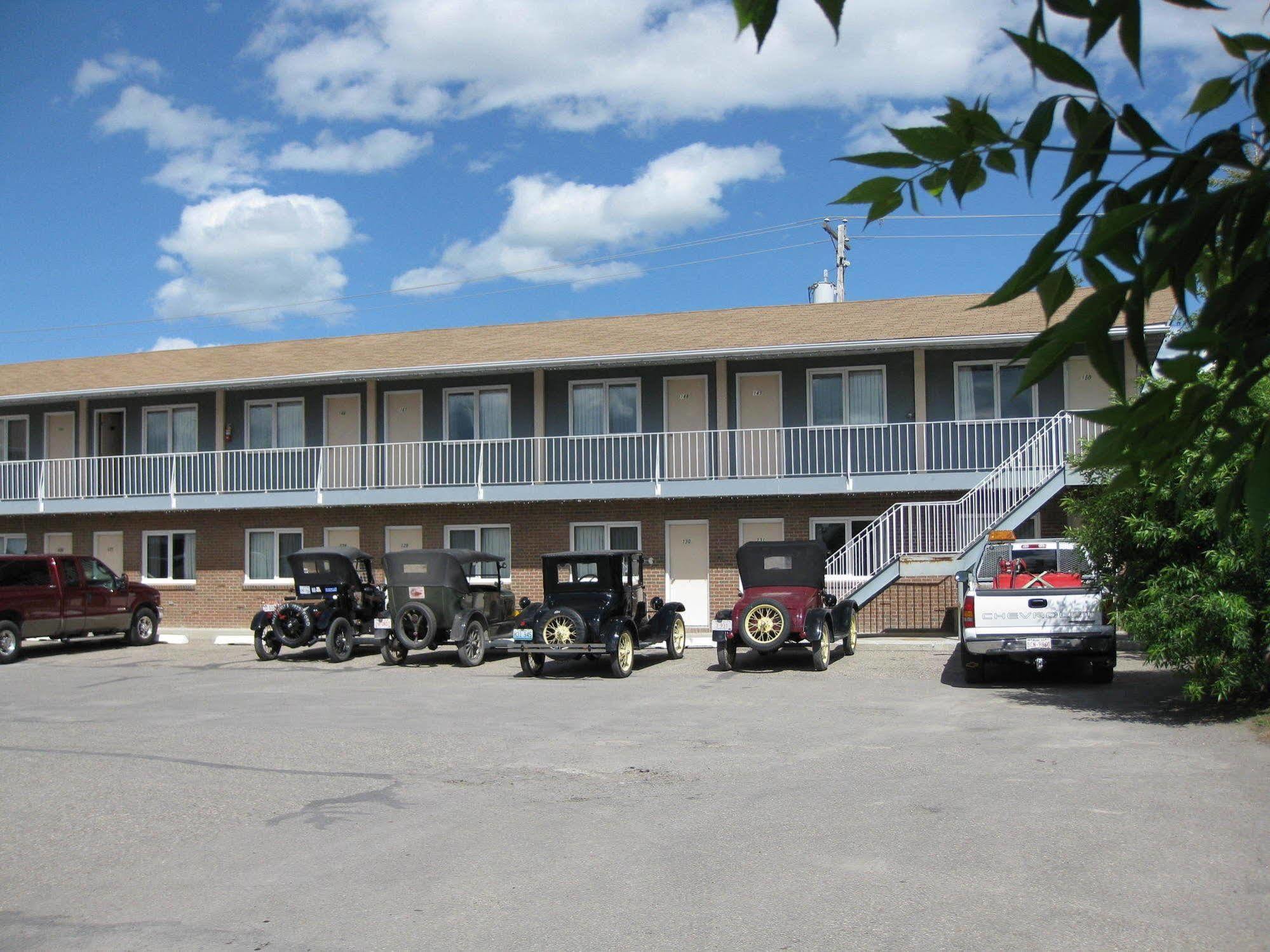 Econo Lodge Inn & Suites Pincher Creek Eksteriør billede