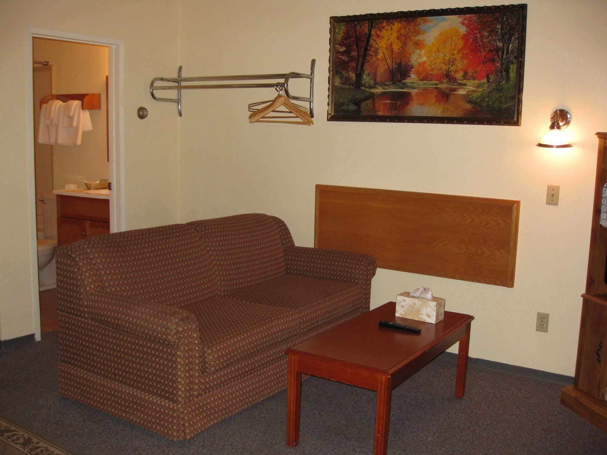 Econo Lodge Inn & Suites Pincher Creek Eksteriør billede